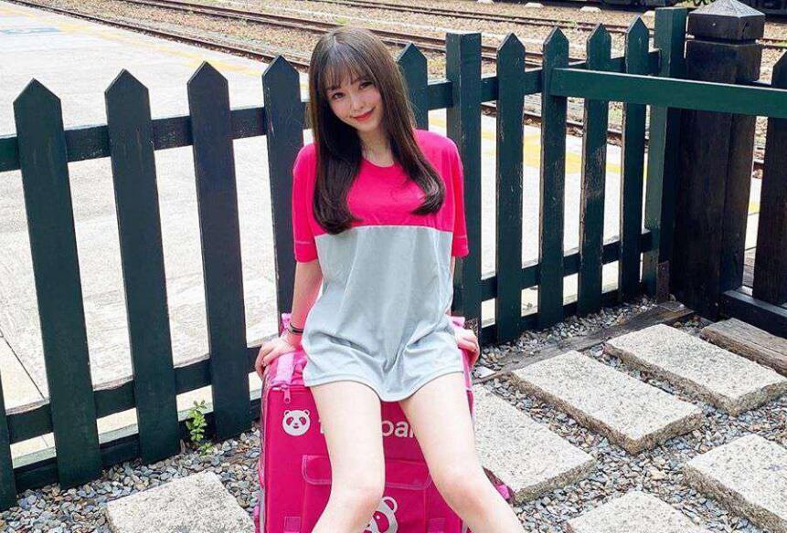 剧情瑜伽表妹来家做客 早上客厅练瑜伽 表哥看见起了歹心