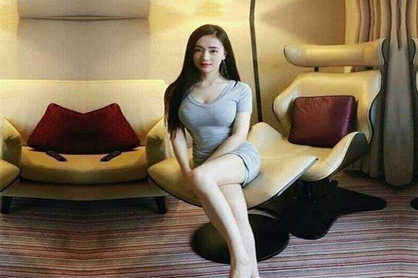 放暑假爸爸不在家和高二小 女 友 在家里 偷 偷 来一 炮